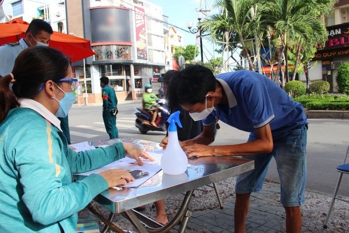 Câu chuyện ngày giãn cách: Người dắt chó đi dạo, xin về cho chó ăn