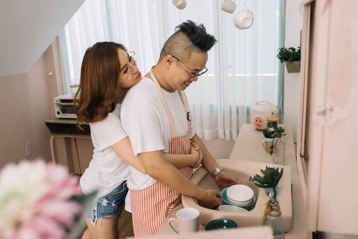 Cầu hôn 20 lần anh shipper mới chịu, nữ giám đốc giờ được cưng hết nấc