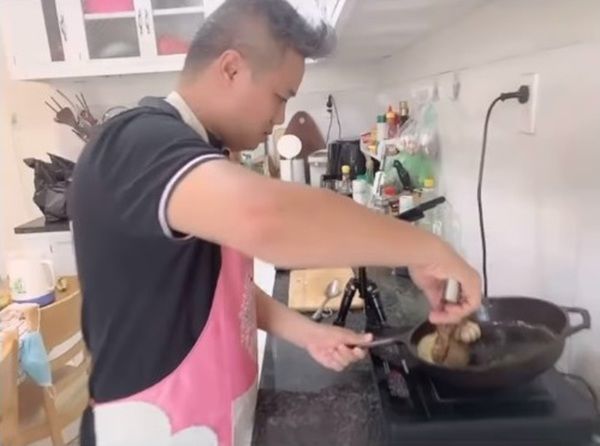 Cầu hôn 20 lần anh shipper mới chịu, nữ giám đốc giờ được cưng hết nấc