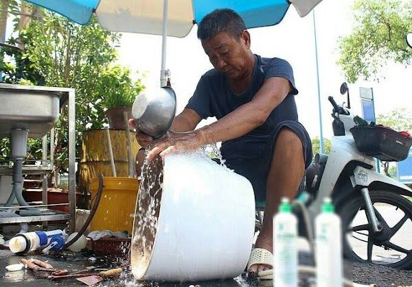 20 năm tay không cọ rửa bồn cầu, cha già chịu dơ nuôi con học ĐH