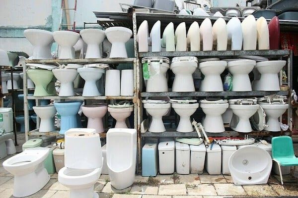 20 năm tay không cọ rửa bồn cầu, cha già chịu dơ nuôi con học ĐH