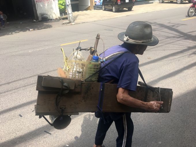 Cha già 88 tuổi mài dao mưu sinh: Ở với con trai, mà nó không cho ăn