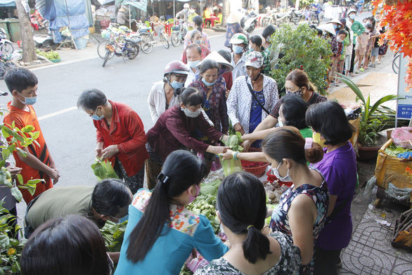 Chàng trai chạy xe ôm trích nửa thu nhập mỗi ngày giúp đỡ người nghèo