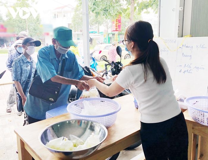 Chàng trai chạy xe ôm trích nửa thu nhập mỗi ngày giúp đỡ người nghèo