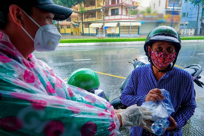 Chàng trai chạy xe ôm trích nửa thu nhập mỗi ngày giúp đỡ người nghèo