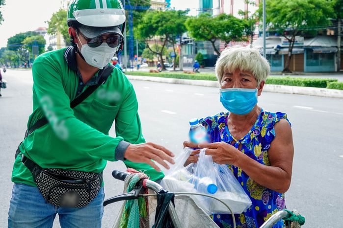 Chàng trai chạy xe ôm trích nửa thu nhập mỗi ngày giúp đỡ người nghèo