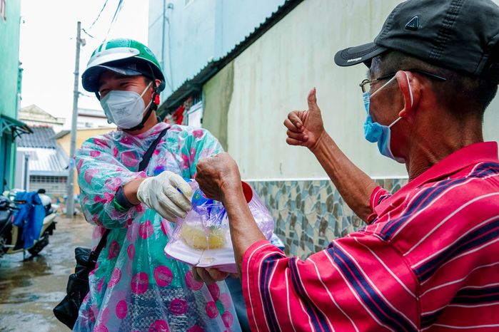 Chàng trai chạy xe ôm trích nửa thu nhập mỗi ngày giúp đỡ người nghèo