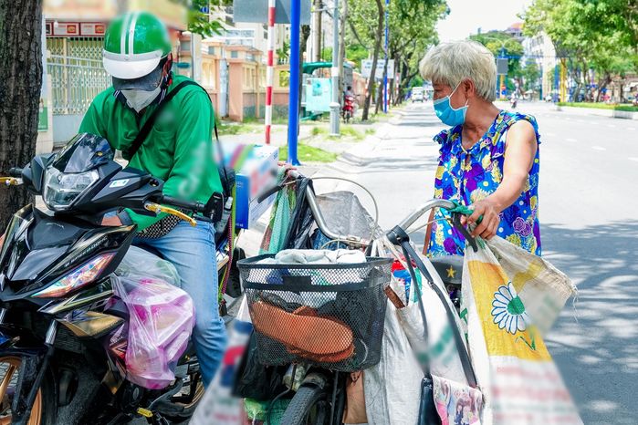 Chàng trai chạy xe ôm trích nửa thu nhập mỗi ngày giúp đỡ người nghèo