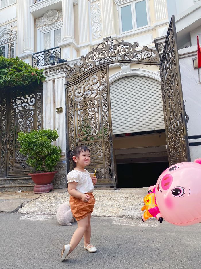 Cháu sao Việt chuẩn rich kid: Cháu Trấn Thành xa hoa từ trong bụng mẹ