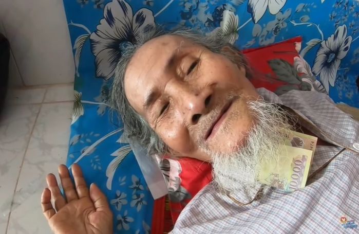Chị gái nghèo 8 năm dài cưu mang ông cụ 94 tuổi bị con cháu bỏ rơi