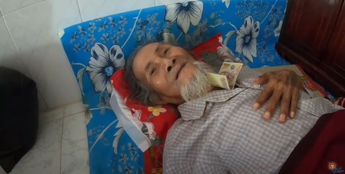 Chị gái nghèo 8 năm dài cưu mang ông cụ 94 tuổi bị con cháu bỏ rơi