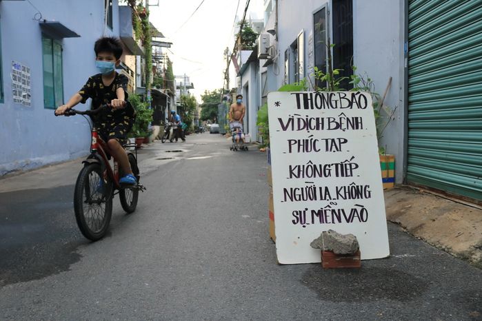 Tự quản nhau mùa dịch: Người Sài Gòn treo biển ngăn người lạ vào hẻm