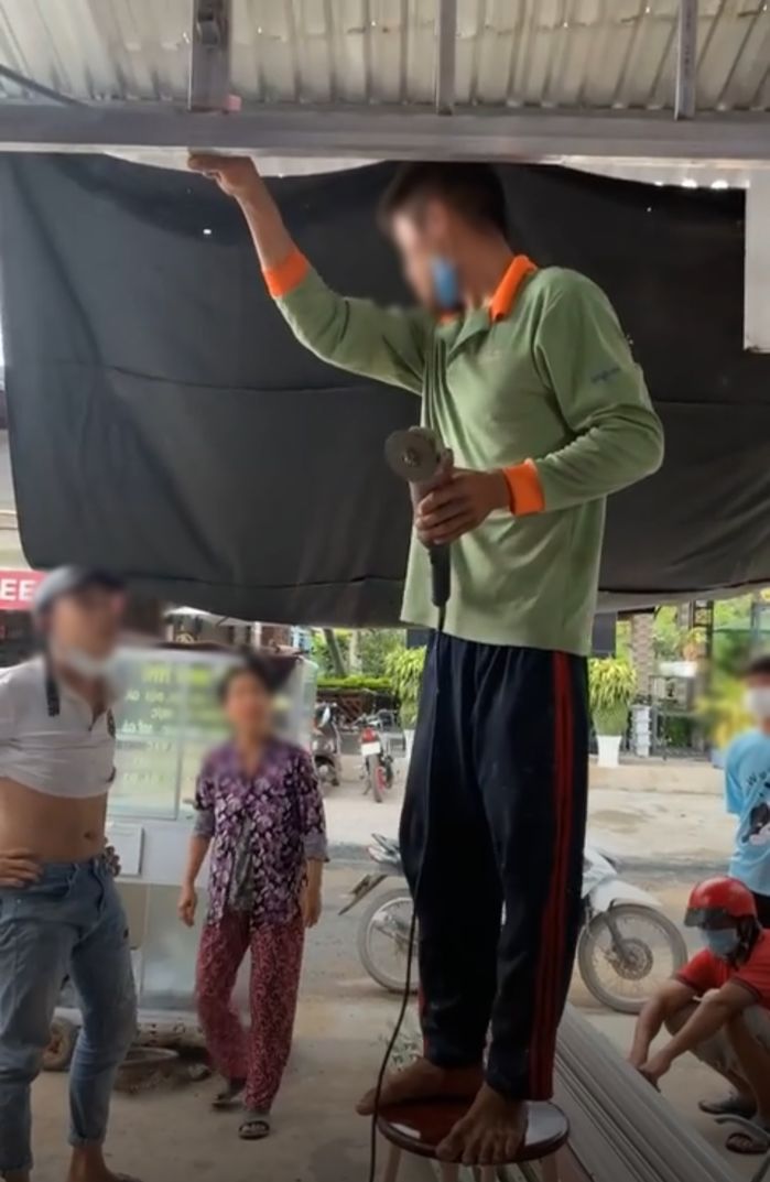 Chia tay đòi quà: Chồng tháo kệ để đồ, cánh cửa ngày xưa lắp tặng vợ