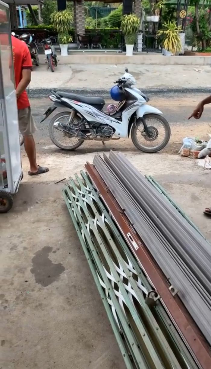 Chia tay đòi quà: Chồng tháo kệ để đồ, cánh cửa ngày xưa lắp tặng vợ