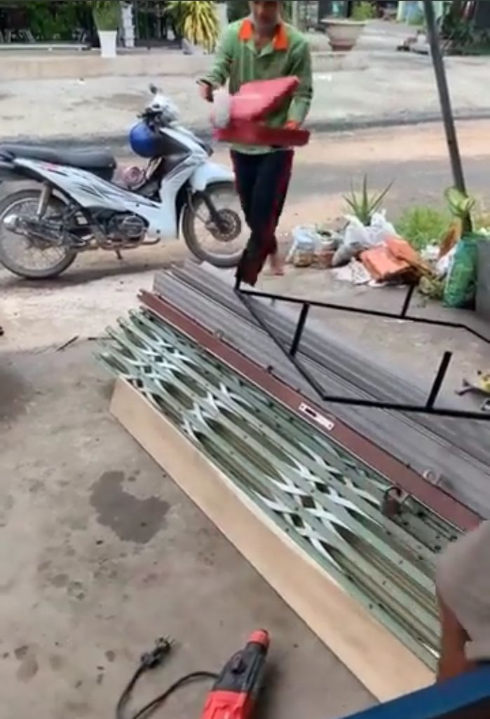 Chia tay đòi quà: Chồng tháo kệ để đồ, cánh cửa ngày xưa lắp tặng vợ