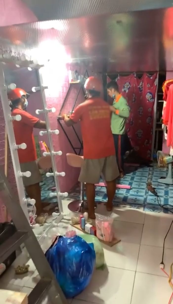 Chia tay đòi quà: Chồng tháo kệ để đồ, cánh cửa ngày xưa lắp tặng vợ
