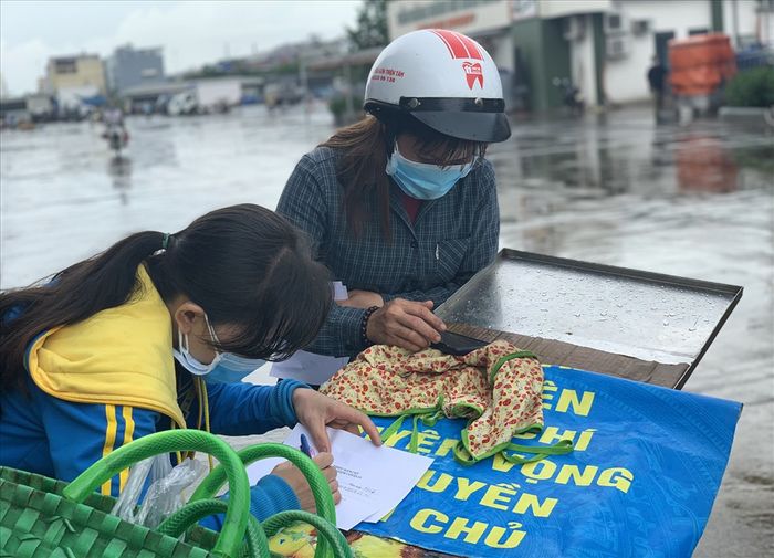 Chợ Bình Điền có 56 ca nhiễm: tiểu thương chen chúc lấy kết quả