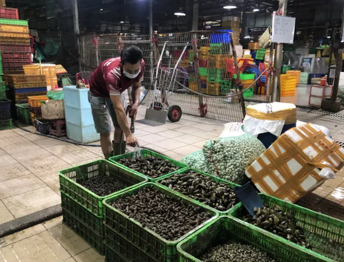 Chợ Bình Điền có 56 ca nhiễm: tiểu thương chen chúc lấy kết quả