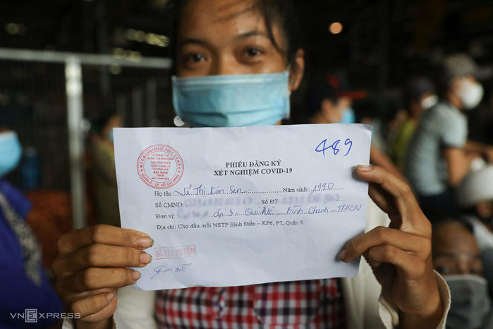 Chợ Bình Điền có 56 ca nhiễm: tiểu thương chen chúc lấy kết quả