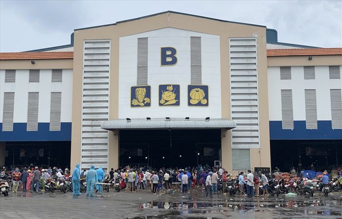 Chợ Bình Điền có 56 ca nhiễm: tiểu thương chen chúc lấy kết quả