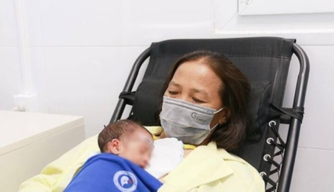 Chồng 76, vợ 51 tuổi vỡ oà đón cặp sinh đôi đầu lòng sau 30 năm