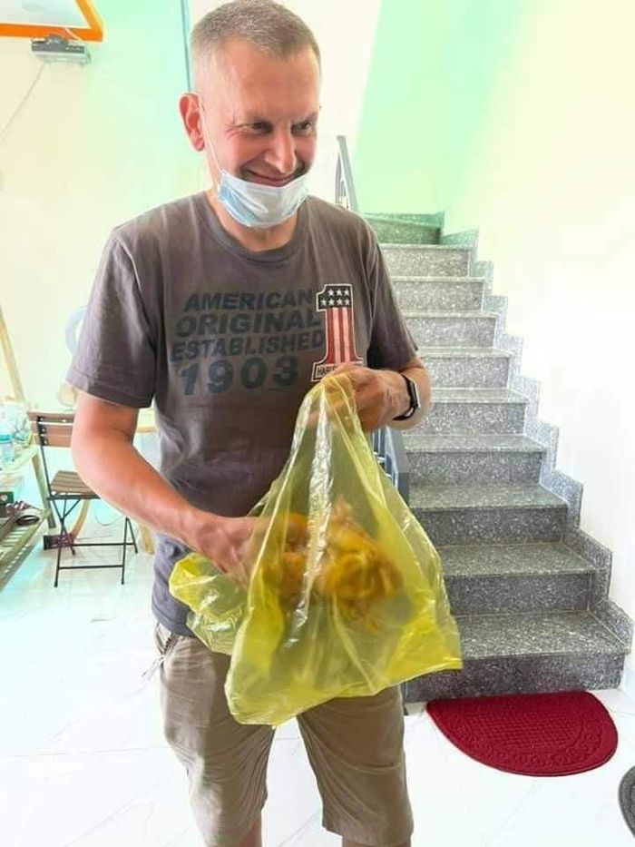 Ông Tây tốt bụng xin con gà luộc 300k của vợ cho chó già đang bệnh ăn