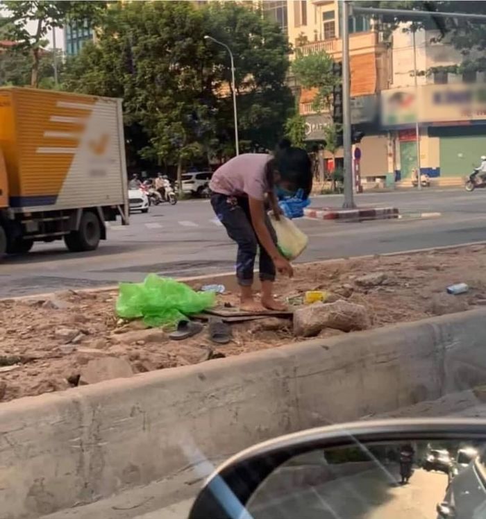 Chủ xe xịn mua hết trứng giúp cô bé lề đường: Dịch ở nhà đi con
