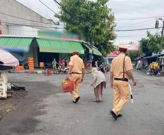 Chủ xe xịn mua hết trứng giúp cô bé lề đường: Dịch ở nhà đi con