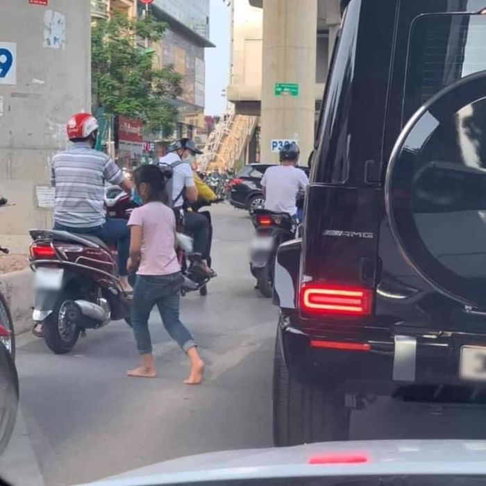 Chủ xe xịn mua hết trứng giúp cô bé lề đường: Dịch ở nhà đi con