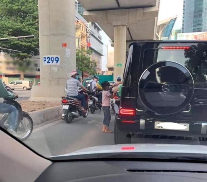 Chủ xe xịn mua hết trứng giúp cô bé lề đường: Dịch ở nhà đi con