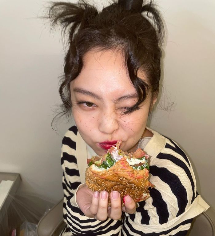 Chuộng son nhợt nhạt, Jennie vẫn thần thái chẳng kém gì tô son đỏ