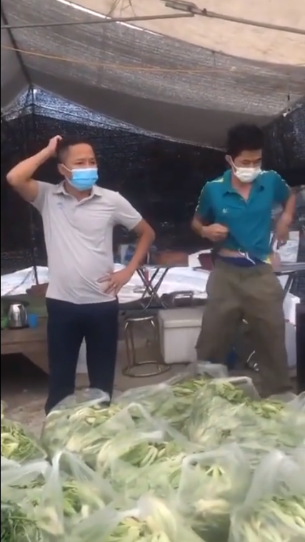 Chuyện buồn từ thiện: Từ chối nhận rau vì không xếp thành bó