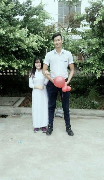 Chuyện tình đũa lệch của chàng VĐV bóng rổ hơn 2m và bạn gái cấp 3