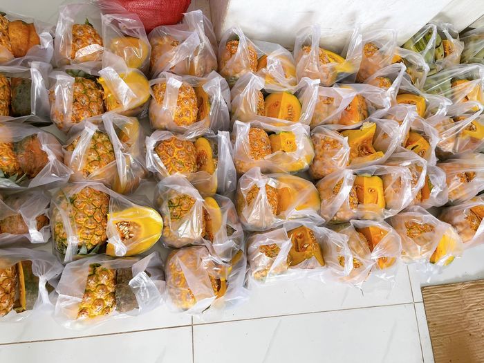Cô gái cùng bạn mỗi ngày gom nửa tấn rau củ quả tiếp sức cho Sài Gòn