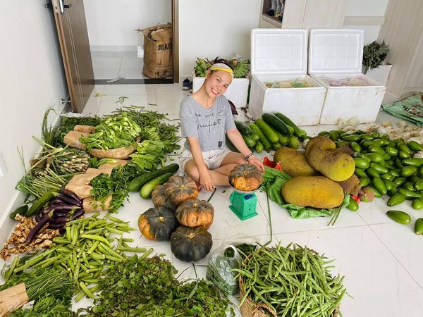 Cô gái cùng bạn mỗi ngày gom nửa tấn rau củ quả tiếp sức cho Sài Gòn