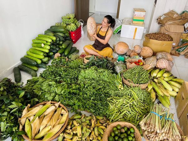 Cô gái cùng bạn mỗi ngày gom nửa tấn rau củ quả tiếp sức cho Sài Gòn