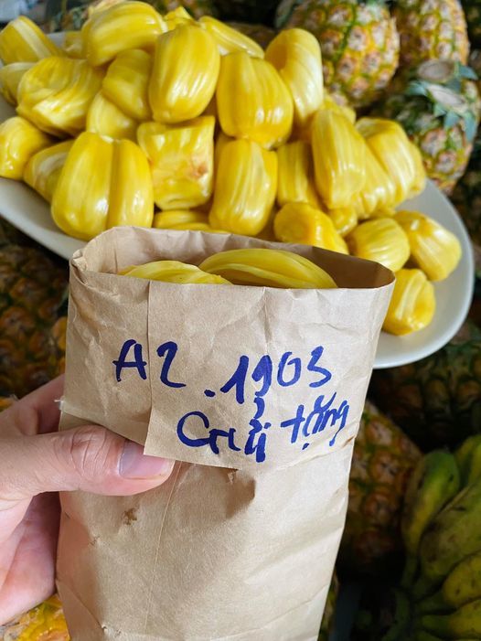 Cô gái cùng bạn mỗi ngày gom nửa tấn rau củ quả tiếp sức cho Sài Gòn