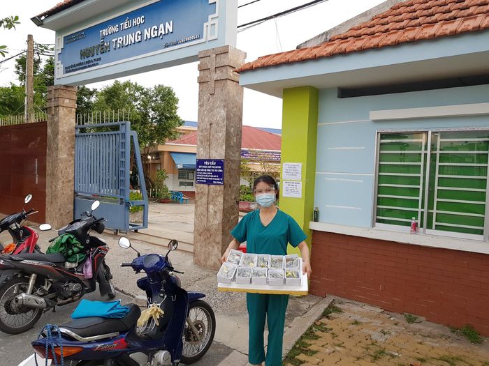 Cô gái cùng bạn mỗi ngày gom nửa tấn rau củ quả tiếp sức cho Sài Gòn