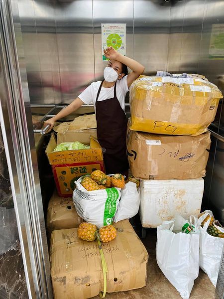 Cô gái cùng bạn mỗi ngày gom nửa tấn rau củ quả tiếp sức cho Sài Gòn