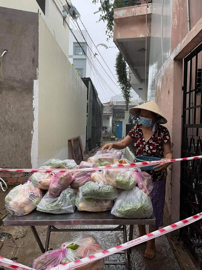 Cô gái cùng bạn mỗi ngày gom nửa tấn rau củ quả tiếp sức cho Sài Gòn