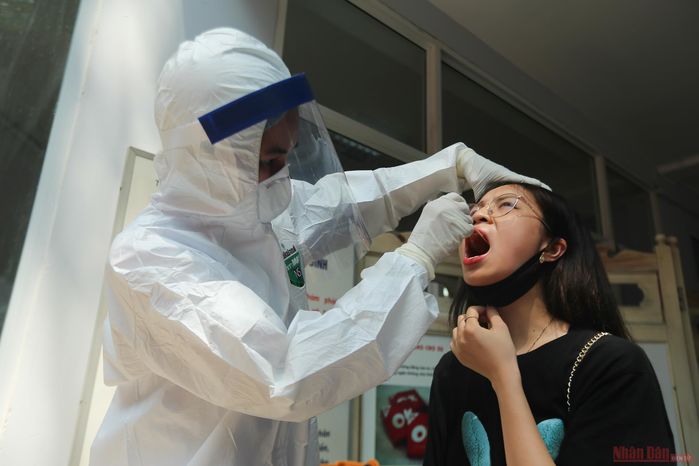 Lâu rồi chưa lên đồ, cô gái diện bộ váy đẹp nhất đi xét nghiệm Covid