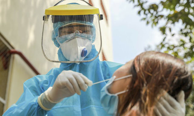 Lâu rồi chưa lên đồ, cô gái diện bộ váy đẹp nhất đi xét nghiệm Covid