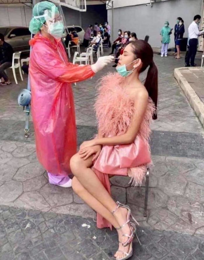 Lâu rồi chưa lên đồ, cô gái diện bộ váy đẹp nhất đi xét nghiệm Covid