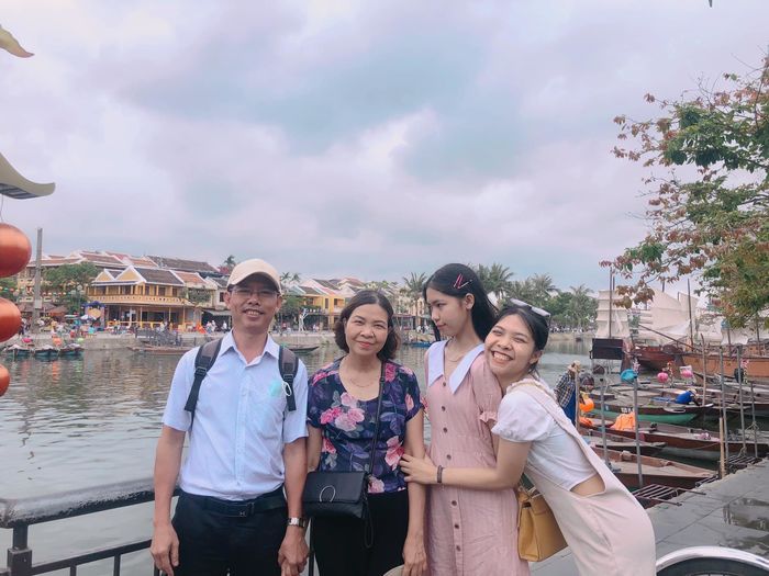 Xúc động: Cô gái tự hào có mẹ làm bảo vệ kiêm lao công