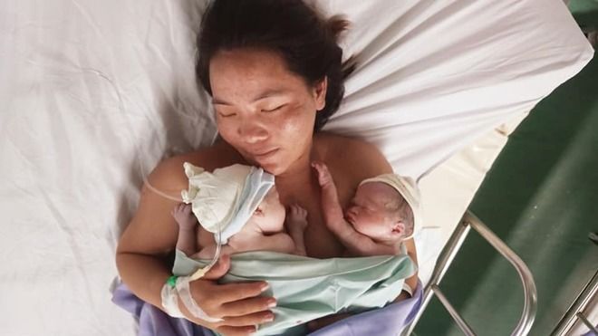 Cô gái Tây Bắc lấy chồng Tây, sinh đôi 2 con nét lai xuất sắc