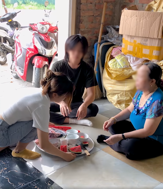 Ngày đầu ra mắt, cô gái bưng mâm ném đi khi mẹ người yêu bắt rửa bát