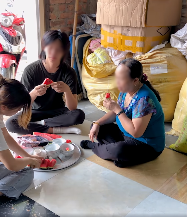 Ngày đầu ra mắt, cô gái bưng mâm ném đi khi mẹ người yêu bắt rửa bát