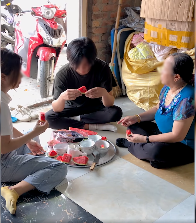 Ngày đầu ra mắt, cô gái bưng mâm ném đi khi mẹ người yêu bắt rửa bát