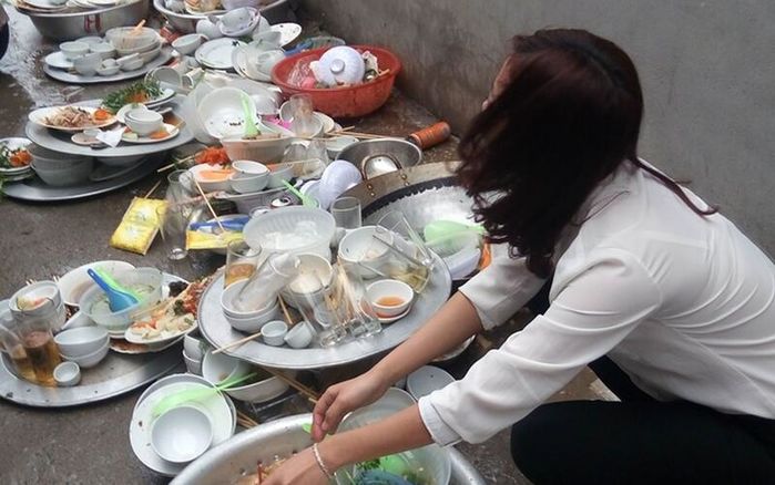 Ngày đầu ra mắt, cô gái bưng mâm ném đi khi mẹ người yêu bắt rửa bát