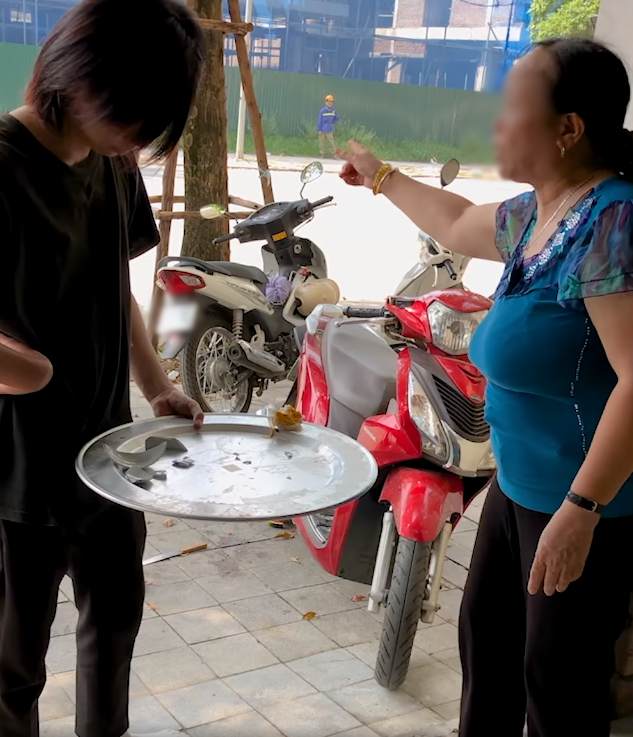 Ngày đầu ra mắt, cô gái bưng mâm ném đi khi mẹ người yêu bắt rửa bát